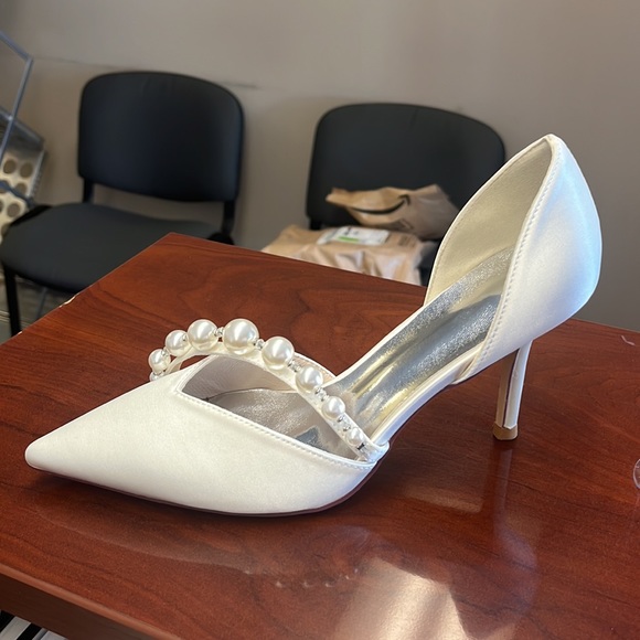 Ivory and Pearl bridal heels - Picture 4 of 5